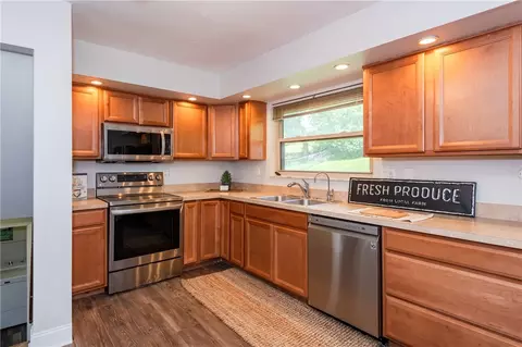 Kitchen - 617 Stoneybrook Dr, Kettering, OH 45429 photo 2 of 4
