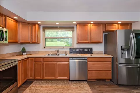 Kitchen - 617 Stoneybrook Dr, Kettering, OH 45429 photo 3 of 4