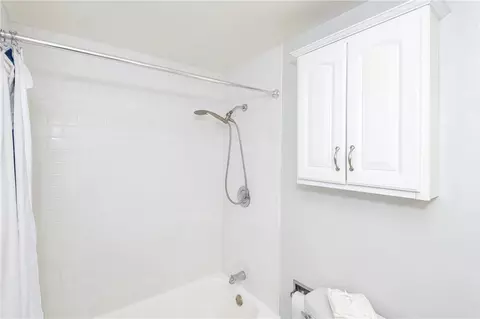 Bath - 617 Stoneybrook Dr, Kettering, OH 45429 photo 8 of 8