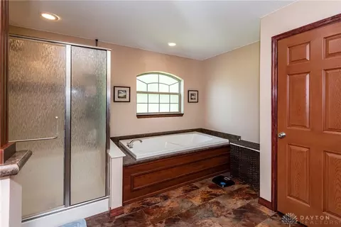 Bath - 945 Ormsby Dr, Xenia, OH 45385 photo 2 of 9