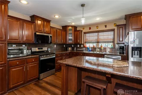 Kitchen - 945 Ormsby Dr, Xenia, OH 45385 photo 2 of 6