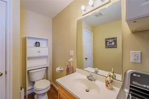 Bath - 516 Earnshaw Dr, Kettering, OH 45429 photo 1 of 3