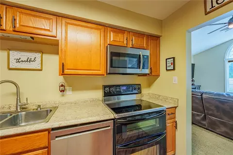 Kitchen - 516 Earnshaw Dr, Kettering, OH 45429 photo 6 of 6