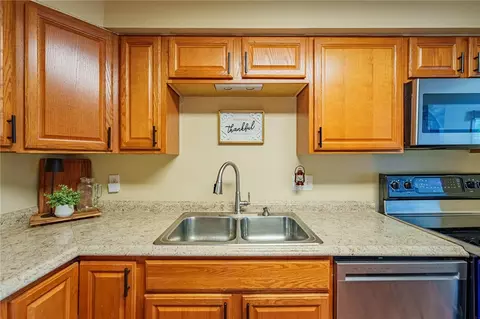 Kitchen - 516 Earnshaw Dr, Kettering, OH 45429 photo 5 of 6