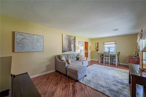 Living - 516 Earnshaw Dr, Kettering, OH 45429 photo 2 of 3