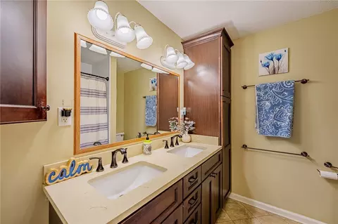 Bath - 516 Earnshaw Dr, Kettering, OH 45429 photo 2 of 3