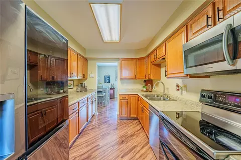 Kitchen - 516 Earnshaw Dr, Kettering, OH 45429 photo 2 of 6