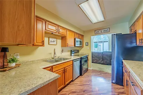Kitchen - 516 Earnshaw Dr, Kettering, OH 45429 photo 4 of 6