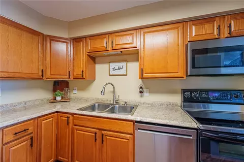 Kitchen - 516 Earnshaw Dr, Kettering, OH 45429 photo 1 of 6
