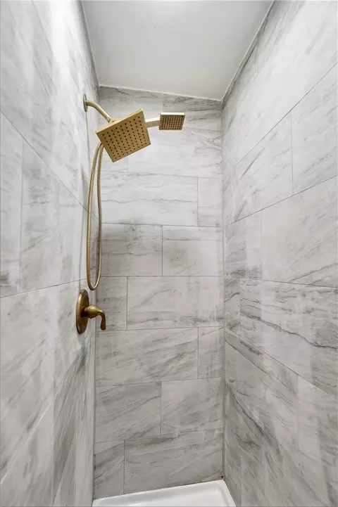 Bath - 3905 Far Hills Ave, Kettering, OH 45429 photo 4 of 7