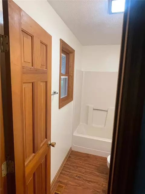 Bath - 3620 Old Mill Rd, Springfield, OH 45502 photo 3 of 5