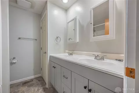 Bath - 4848 Marshall Rd, Kettering, OH 45429 photo 3 of 4