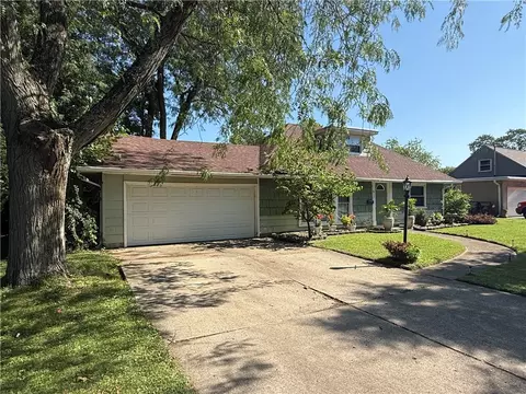 Exterior - 813 E Stroop Rd, Kettering, OH 45429 photo 4 of 8