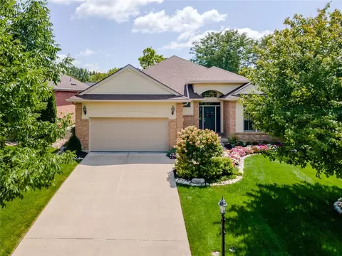 Exterior - 900 Eagle Run Dr, Centerville, OH 45458 photo 2 of 11