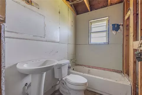 Bath - 617 Tyson Ave, Dayton, OH 45417 photo 1 of 1