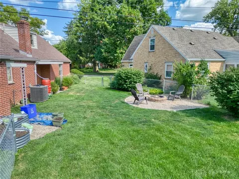 Exterior - 900 Devonshire Rd, Dayton, OH 45419 photo 5 of 9