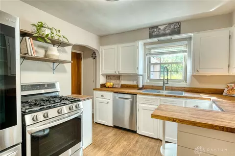 Kitchen - 900 Devonshire Rd, Dayton, OH 45419 photo 3 of 5