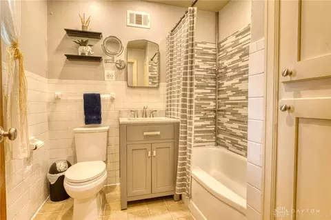 Bath - 900 Devonshire Rd, Dayton, OH 45419 photo 1 of 1