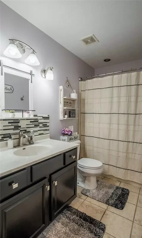 Bath - 165 Hampton Pl, Troy, OH 45373 photo 1 of 5