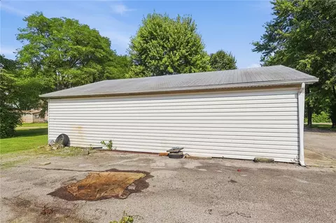 Exterior - 5890 Springfield Xenia Rd, Springfield, OH 45502 photo 5 of 11