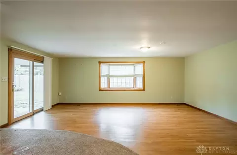 Living - 134 Bristol Dr, Centerville, OH 45458 photo 4 of 5