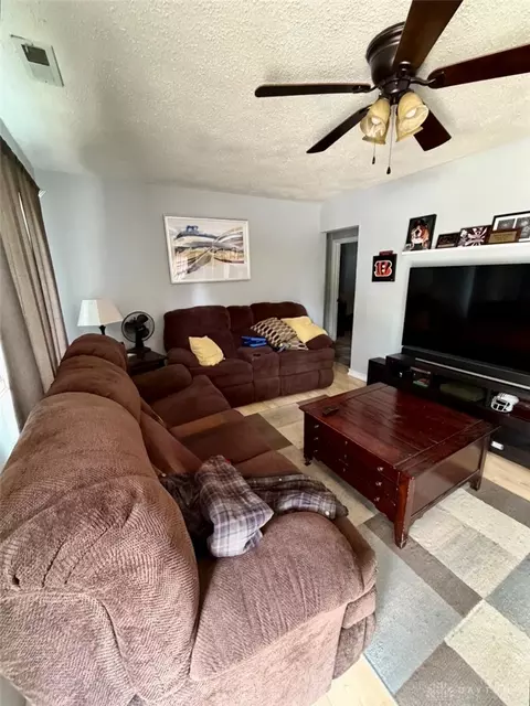Living - 554 East Dr, Kettering, OH 45419 photo 2 of 3