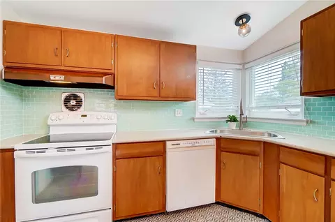 Kitchen - 2417 Olson Dr, Kettering, OH 45420 photo 2 of 5