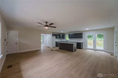 Living - 759 N Hampton Rd, Springfield, OH 45504 photo 2 of 5