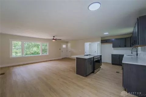 Living - 759 N Hampton Rd, Springfield, OH 45504 photo 5 of 5