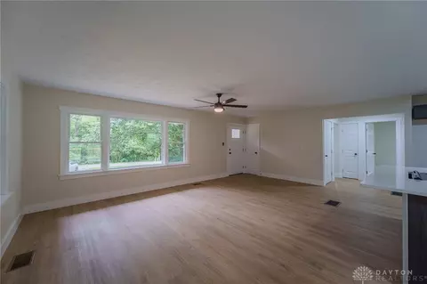 Living - 759 N Hampton Rd, Springfield, OH 45504 photo 3 of 5