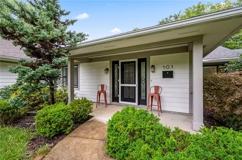 101 Thruston Blvd, Oakwood, OH 45409