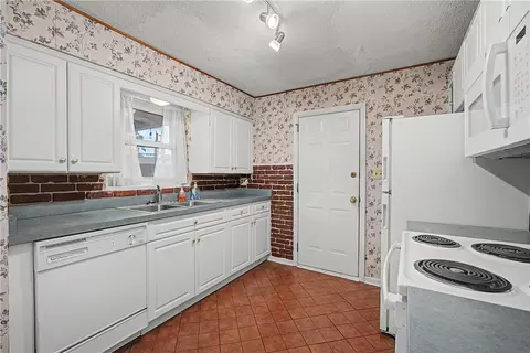 Kitchen - 100 Greendale Dr, Kettering, OH 45429 photo 4 of 4