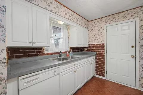 Kitchen - 100 Greendale Dr, Kettering, OH 45429 photo 2 of 4