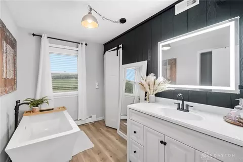 Bath - 3564 Shrine Rd, Springfield, OH 45502 photo 2 of 3