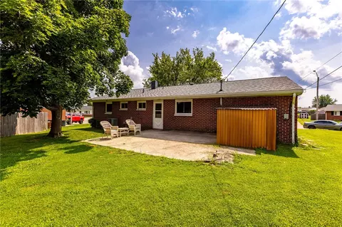 272 Foothill Dr, Brookville, OH 45309