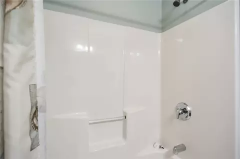 Bath - 1742 Northpoint Rd, Springfield, OH 45503 photo 2 of 10
