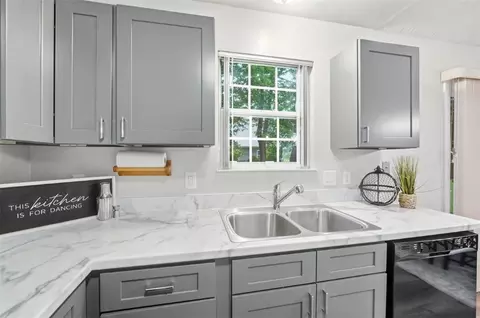 Kitchen - 7906 Mulberry St, Maineville, OH 45039 photo 3 of 4