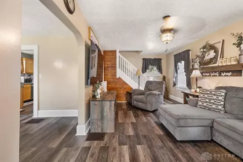Entry Way - 1115 Beacon St, Springfield, OH 45505 photo 1 of 7