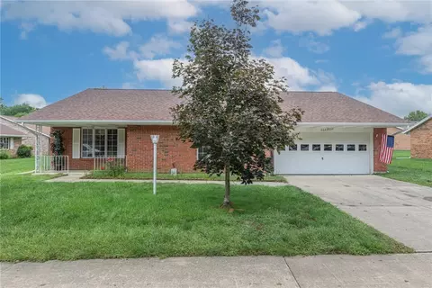 6685 Oakwood Ln, Huber Heights, OH 45424