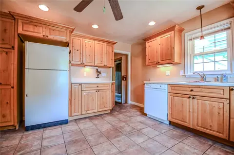 Kitchen - 960 East Dr, Kettering, OH 45419 photo 2 of 3