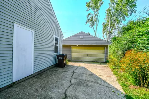 Exterior - 960 East Dr, Kettering, OH 45419 photo 6 of 11