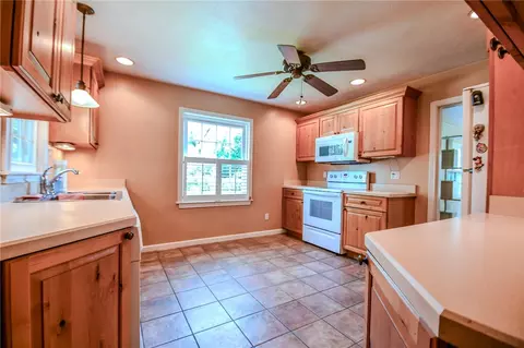 Kitchen - 960 East Dr, Kettering, OH 45419 photo 3 of 3