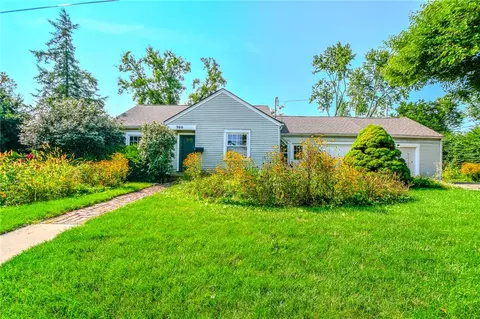 Exterior - 960 East Dr, Kettering, OH 45419 photo 3 of 11