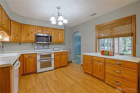 Kitchen - 3091 Fairfield Pike, Springfield, OH 45502 photo 3 of 5