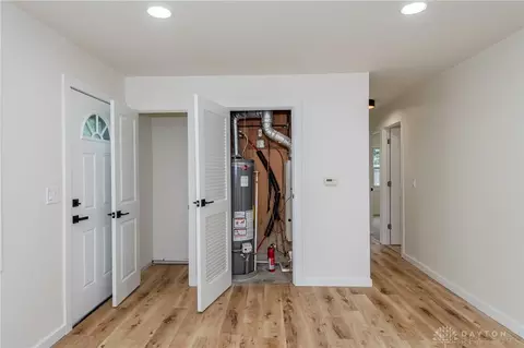Entry Way - 2105 Reardon Dr, Kettering, OH 45420 photo 2 of 4