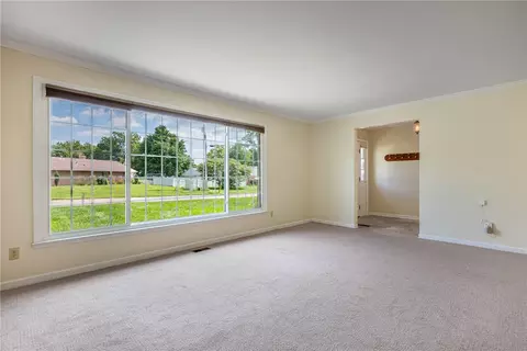 Living - 2206 Fox Run Rd, Centerville, OH 45459 photo 2 of 7