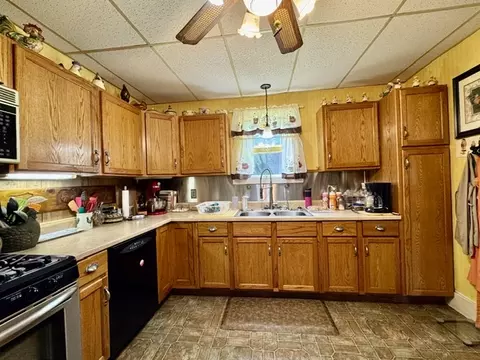 Kitchen - 145 Upper Valley Pike, Springfield, OH 45504 photo 4 of 6