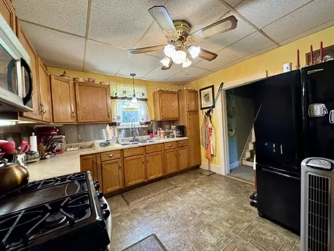 Kitchen - 145 Upper Valley Pike, Springfield, OH 45504 photo 5 of 6