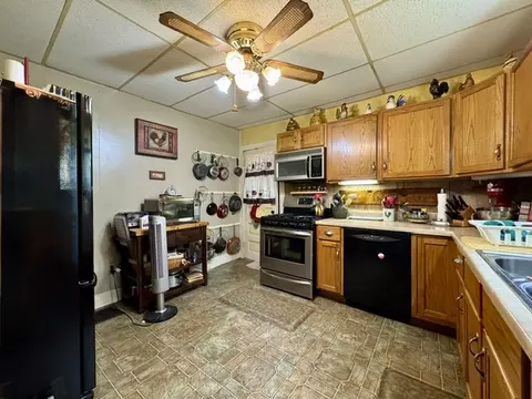 Kitchen - 145 Upper Valley Pike, Springfield, OH 45504 photo 2 of 6