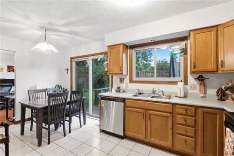 Kitchen - 1440 Southlyn Dr, Kettering, OH 45409 photo 4 of 5